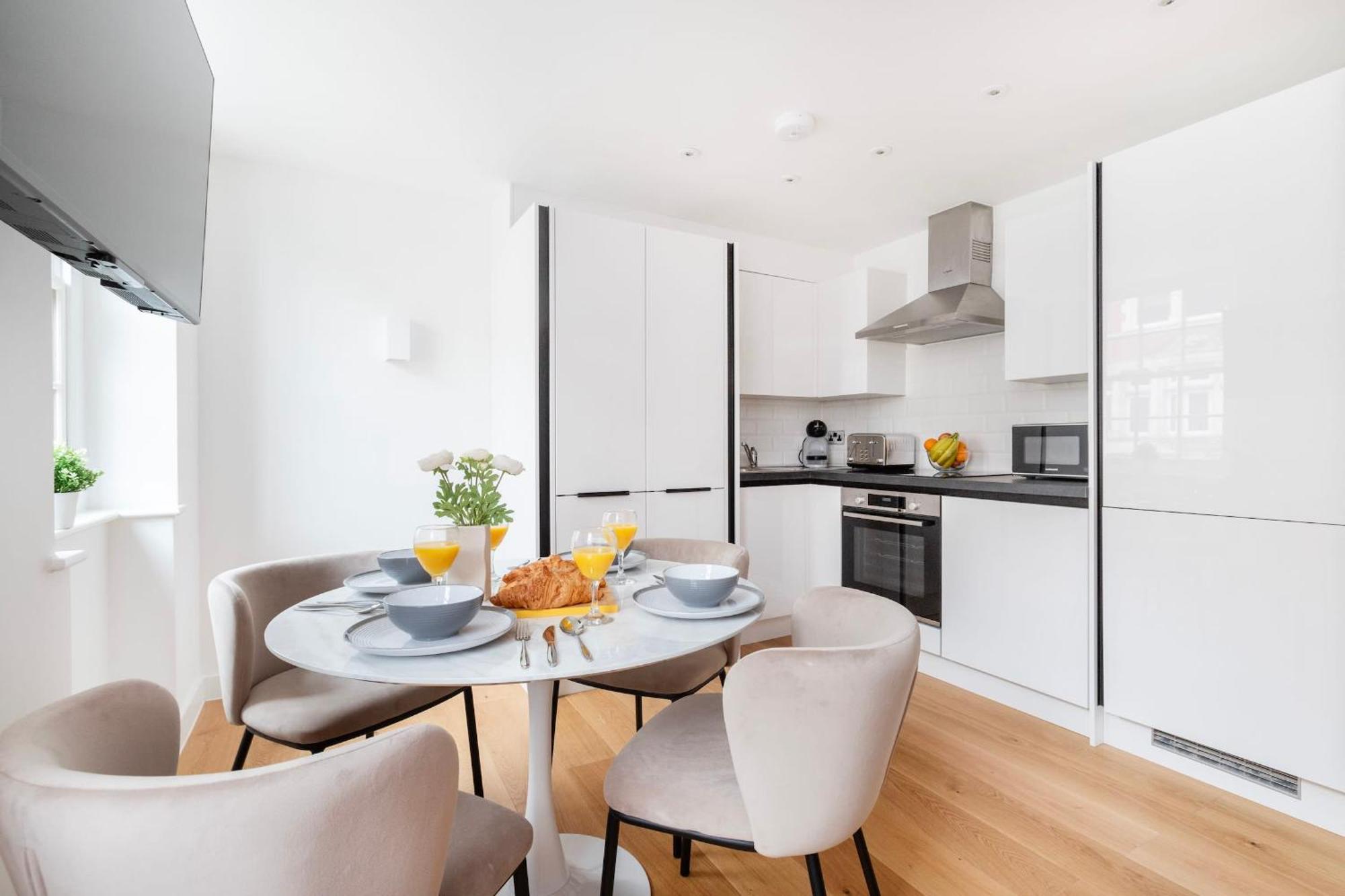 Fitzrovia With Balcony - Cityapartmentstay Londra Dış mekan fotoğraf